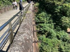 横川駅からこの橋までの旧線跡が遊歩道「アプトの道」になり、橋上の手すりや先ほど上って来た国道18号へ通じる階段などが整備されています。
