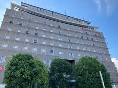ＪＲ上田駅前にそびえる大きなホテル。
