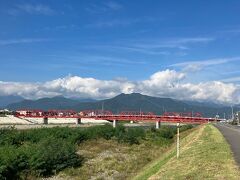 千曲川にかかるこの赤い橋。
千曲川橋梁。
2019年10月の台風19号による豪雨で崩落しましたが、532日間にわたる復旧工事を終え、ついに2021年3月28日、全線の運転が再開されました。