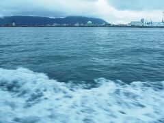 高松の港から高速艇に乗って小豆島を目指します！

船の切符は先着順ですが、だいたい出航時間の20分前くらいに来れば良いと売り場の方は言っていました