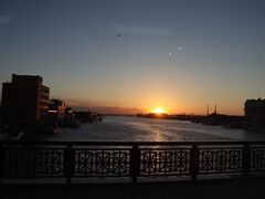 車窓から幣舞橋の夕日が見えました。