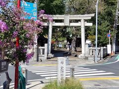 金沢八景駅と金沢文庫駅間を経由する京急バス４系統は鉄道開業前からの路線で、国道16号線の旧道を通っている。
ほぼ中間地点の金沢八幡神社から、称名寺参道へつながる道が分岐している。
サルスベリの街路樹があり、花持ちが良く長い期間咲いている。