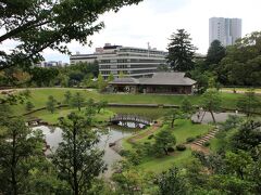 それにしても金沢城と兼六園の大きいこと。さすが加賀百万石前田家の居城としての広大さに驚かされます。