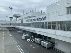 朝、というか、さっきまでいた富士山静岡空港に到着。
すごろくの「ふりだしにもどる」の気分。
静岡はまだ曇っていた。
