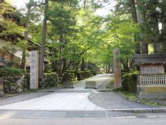 まず向かったのは「永平寺」です。本日は法要のため全部の見学はできませんでしたが、境内を歩くだけでも神聖で荘厳な雰囲気を充分に味わうことができました。

