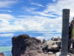 最高峰（標高3776ｍ）です。11時50分に到着。最高峰の石碑と記念写真を撮るためにズラリ行列が出来ていて驚きます。横から石碑の写真を撮って降りることにします。