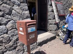 その隣には７月10日～８月21日まで臨時に開設されている山頂郵便局（写真）です。貯金は取扱無しで記念貯金はできませんが、毎年変わる山頂局の風景印を集めている切手ファンは多く、開設日7/10付のスタンプが人気があるとか。写真に写っているポストは、日本で最も高い場所にあるポストです。最も低い場所にあるポストは和歌山県すさみ町の海底にあり、専用はがきで出すことが出来ると聞きました。
