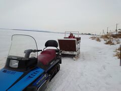 野付半島ネイチャーセンターに到着し、本日はソリのツアー
息子が魚を氷の下から採る氷下引き網漁を見てみたいというので、急遽ツアー変更