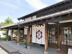 まずはブランチを食べに「平川屋」へ。