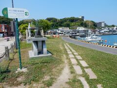 写真は、「平戸市観光交通ターミナル」を出て直ぐの場所に「平戸港交流広場」です。写真の右側やや上に「平戸市観光交通ターミナル」が見えています。
