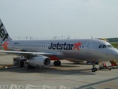 今回もJETSTAR便を利用の為、朝が8:10発なので成田前泊とした。
前年の熊本と同様でホテルからの送迎が少ない中、送迎付きで駐車料金も安い「インターナショナルガーデンホテル成田」（ツイン2名で7248円）を、安さ優先で「アゴタ」からドル建てで予約した。しかし、北関東からナビで誘導されていくと、一旦成田空港地内を経由するルートだったが、1か所は空港内の倉庫ヤードに入りそうになり警備員に制止を受けた。（判りづらいルートだった）
ホテルは、まぁまぁだったが、駐車場代が1日300円なので駐車場がほぼ満車だった。（翌朝は空いていたが）ホテルからは大型観光バスで送迎してくれる。この送迎と駐車場の安さを考えれば非常に価値あるホテルだなと。

JETSTARは直接Webから予約し、往復2名32240円（15kgの受託と座席指定込）
