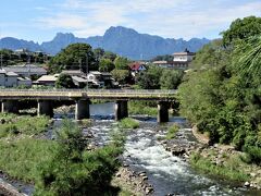 妙義山と碓氷川
標高1104mの妙義山は、急勾配の斜面と、奇岩怪石が林立して尖って険しい姿が特徴的で、『日本三奇勝』の一つと言われているとか。ちなみに他の2つは、九州の耶馬渓、四国の寒霞渓。
その急峻さを避けた中山道の碓氷峠でさえ非常に険しい峠なので、妙義山がどれほど険しいかがわかります。