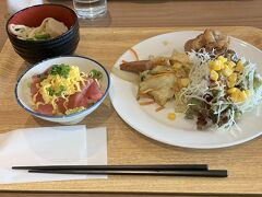 3日目の朝です。ベッセルホテルカンパーナ沖縄の本館1階で朝食を頂きます。マグロ丼が美味でした。