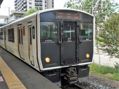 門司港行きの普通電車が来ました～、

ＪＲ九州の車両はどれも個性があって好いですね！、８１７系は近郊形電車で車体がアルミ合金で軽量化され、エッジの効いた全面デザインに黒色とは奇抜です。
