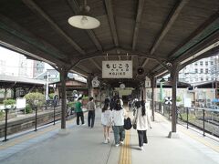二駅で鹿児島本線の起点となる「門司港駅」に着きました、

木造屋根が長く続くホームは且つての玄九州の玄関であったことの名残りです。

＊詳細はクチコミでお願いします