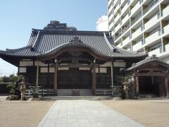 長泉寺本堂　曹洞宗のお寺で、創建は1592年です。山門を入ると右手に六地蔵、正面に本堂があります。墓の奥には二百数十体の石仏が並んでいます