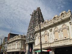 続いてやって来たのは、インドのヒンズー教寺院／スリ・マハ・マリアマン寺院です。
こちらはコロナの影響でしょうか、中には入れませんでした。

関帝廟とこのスリ・マハ・マリアマン寺院は同じ道路上にあり、徒歩1分圏内にあります。
マレーシアはこのように、それぞれの宗教を尊重し、認めあっている国です。

多くの大国も是非参考にすべき点ではないでしょうか？