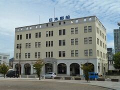 門司港駅の正面に迎え建つレトロなビルは「門司郵船ビル」です、

旧日本郵船門司支店として昭和２年築のアールデコ調の合理的な平面を生かした経済的で実用性の高い様式は実にアメリカ的です。