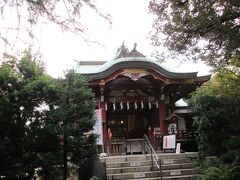熊野神社拝殿　創建不詳、ご祭神は五十猛命、大屋津姫命、抓津姫命、伊弉冊命　です。鳥居を潜ると正面に拝殿、その奥に本殿があります。その他、境内社（秋葉神社、御嶽神社、伏見稲荷神社）、灯篭、狛犬、神輿庫があります