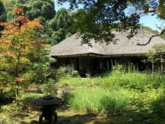 浄智寺の境内も静かです。深呼吸して夏の匂いを感じホッコリします。
