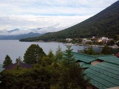 霧が晴れ男体山が見えます