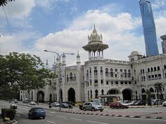 昼食後に訪れたのは、クアラルンプール駅です。

ここはKLセントラル駅ができるまでは、マレーシアの交通システムの拠点だったそうです。

優美なアーチとミナレットを持つムーア建築は、都市の最も印象的なランドマークのひとつです。