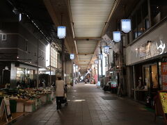 阪急 茨木市駅から徒歩5分くらい。
阪急本通という商店街です。