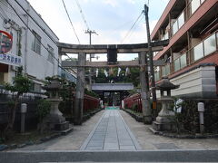 正面に、立派な鳥居が見えて来ました。