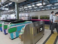 【新潟駅】

１時間３６分で新潟着　
ほかの「とき」が２時間６～７分かかることを思うと　
とても速いです
まさに「速達便」です！