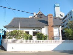 ＜旧中埜家住宅＞
半田市・天王町
国重要指定文化財
敷地外から外観のみ見学可能
現在は非公開ですが、以前はカフェ（ティールーム）として利用されていた時期もありました
西側の道路から見ると、寝室の暖炉の煉瓦煙突がわかります