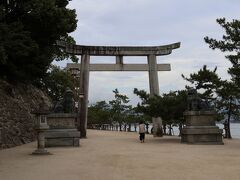 石の大鳥居。この立派な鳥居をくぐれば、厳島神社が見えてきます。