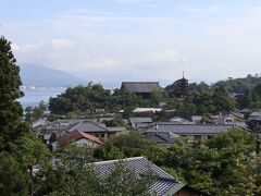 厳島神社を出て南へ伸びる坂道を進み、大聖院を目指します。振り返るとこの景色。