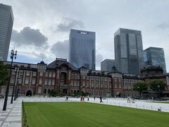 東京駅にやってきました。
この日は元々大阪に行くだけ。
時間に余裕があったので午後の新幹線で大阪に行く予定でしたが、台風が昼頃に上陸する予報だったため急遽午前中の新幹線に変更しました。