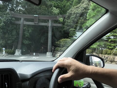 高千穂神社は時間の都合で今回は素通りです。
高千穂神社は ににぎのみこと、このはなさくやひめ、ひひほほでみのみこと、とよたまひめ、うがやふきあえずのみこと、たまよりひめ　の6神が、祀られた神社だそうです。
このみことたちは　神武天皇の曽祖父母、祖父母、父母にあたります。
