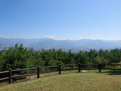 地附山公園の展望台から見た長野市内です。
その先には根子岳や浅間山、志賀高原の山々はくっきり。
この日は快晴。