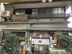 趣きのある蕎麦屋さんを発見！と思ったら、東京にたくさんある「砂場」の総本家でした。こんなところに！