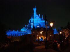 ※美女と野獣 魔法のものがたり

呪われた冷たいお城というイメージで、このライトアップなのかな？