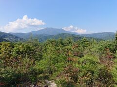 先日登った飯綱山もきれいに見えます。