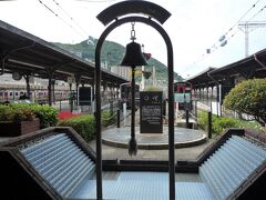 こちらは「旅たちの鐘　幸福の泉」として自由に鐘を突くことが出来ます、

その後ろには「０哩標」が建ってます、九州での鉄道の起点として今も昔も変わらぬモニュメントです。