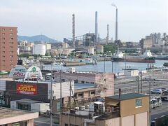 その後徳山駅に移動しました。周南の工場地帯がみえます。何の工場だろう？