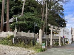 さて、青林寺から石段を降りてさらに街歩き。鳥居を発見。