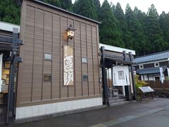 永平寺に向かう途中で見つけた気になるお店。
團助と言うゴマ豆腐が有名なお店です。
お寺の近所なので、精進料理の定番ですからねー。