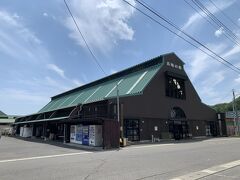 日生港に張り出した楯越山の麓の突端付近にあるのが、日生の魚市場「五味の市」。