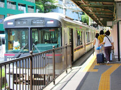 スーツケースを引きずって坂を降りて、神戸電鉄有馬線で三宮に向かいました