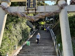 服部神社。
地域の人がお掃除していた。