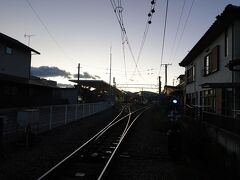 上州富岡駅そばの上信電鉄の踏切を渡ります