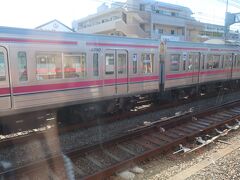 北野駅を出発すると高尾線と別れて・・・

平面交差のため､ちょっと遅れていたこの電車の通過を高尾山口から来た電車が待っていました