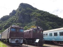 妙義山をバックに居並ぶ車両たち