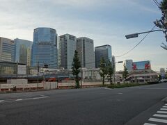 品川駅を右手に望み、高輪ゲートウェイ駅へ方面へ向かう。