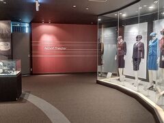 エアポートヒストリーミュージアムなるものがあり、歴代のCA制服などが展示されてました。